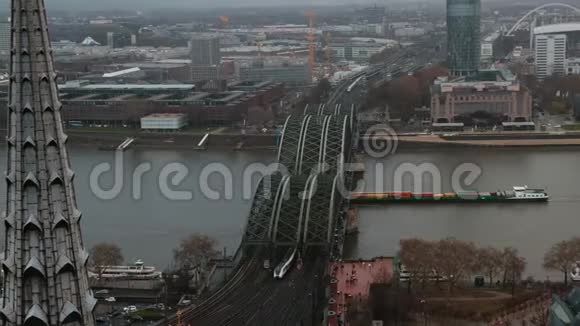 德国科隆城市景观和霍恩佐伦桥的冬季景观视频的预览图