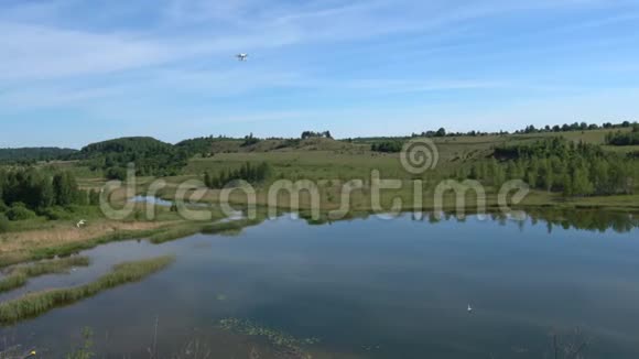 四方直升机飞越戈罗迪什钦斯基湖俄罗斯Izborsk视频的预览图