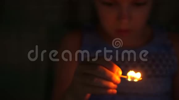 一个小女孩在黑暗中点燃火柴危害儿童保护儿童正确教育视频的预览图