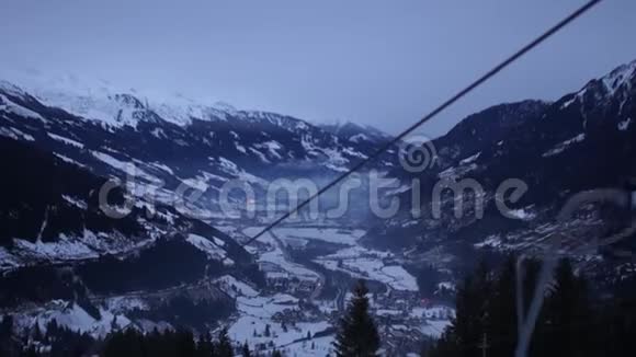 滑雪电梯在雪山和山谷的背景下空椅子在美丽的背景下移动视频的预览图