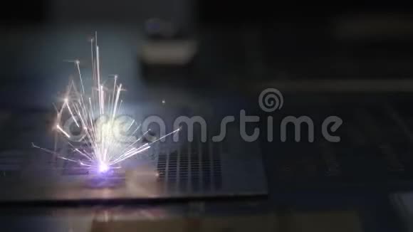 金属数控激光切割现代工业技术金属上的工业激光雕刻视频的预览图