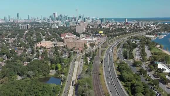通往多伦多的嘉丁纳高速公路的空中建立镜头视频的预览图