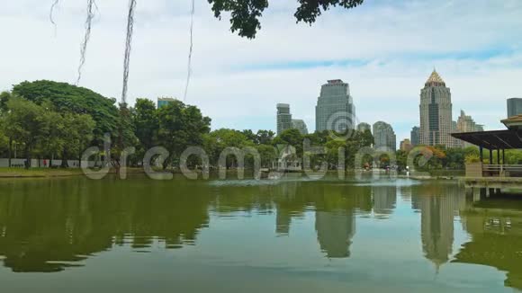 办公楼商务中心俯瞰一个带湖的绿色公园城市风格城市景观视频的预览图