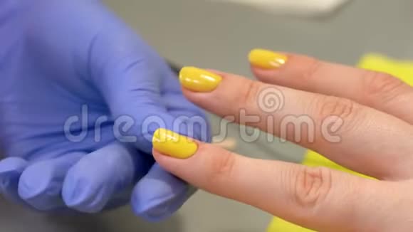 用指甲锉完成指甲形状矫正黄色抛光最后一次修指甲美容院视频的预览图