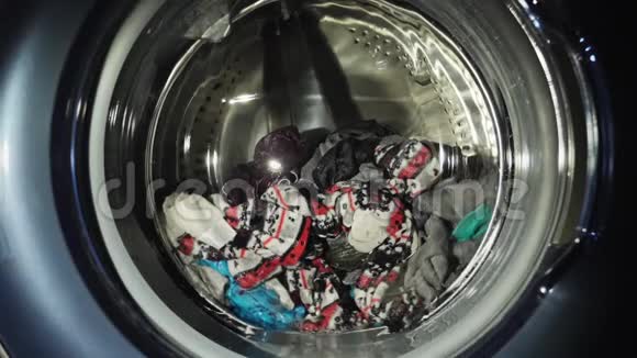 洗衣机门口特写在洗衣房洗衣服视频的预览图
