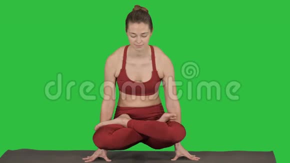 美丽的年轻女性做瑜伽或普拉提运动手臂平衡与交叉腿鳞片姿势托拉萨纳Utpluthi上视频的预览图