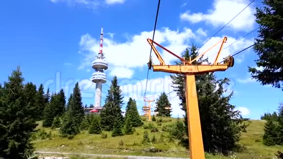 夏季在保加利亚的帕姆波罗沃冬季高山滑雪胜地空椅升降视频的预览图