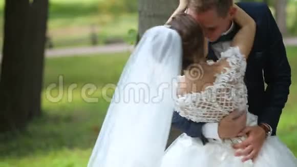婚礼当天新郎抱着新娘摆舞姿势视频的预览图