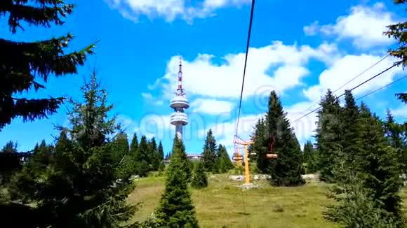 夏季在保加利亚的帕姆波罗沃冬季高山滑雪胜地空椅升降视频的预览图