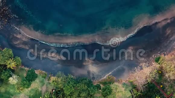 哥斯达黎加一个废弃的黑沙海滩的鸟瞰图视频的预览图