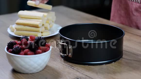 女人准备法国夏洛特蛋糕与夏季水果在家庭厨房视频的预览图