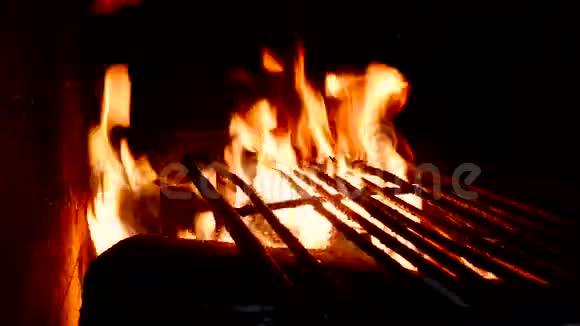 4K镜头的明亮燃烧的火在壁炉视频的预览图