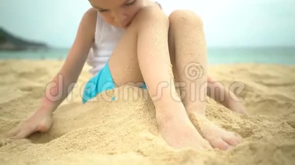 夏天可爱的男孩在热带海滩的沙滩上玩耍视频的预览图
