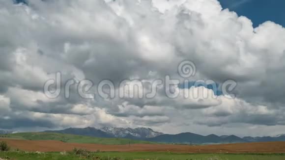 田野和风暴云在山上延时4K视频的预览图