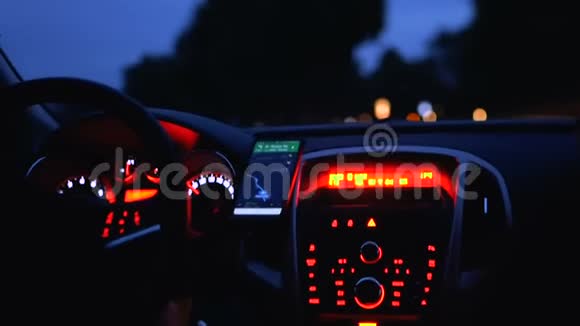 汽车仪表盘带有测速仪的控制面板油耗方向盘和交通灯视频的预览图