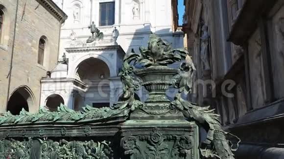 贝加莫意大利古老的城镇教堂的正面和教堂大门的装饰视频的预览图