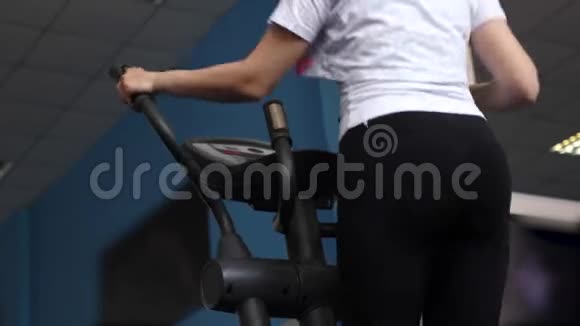 在健身房减肥健身俱乐部性感女孩从事散步女孩在跑步机上有氧负荷加强视频的预览图