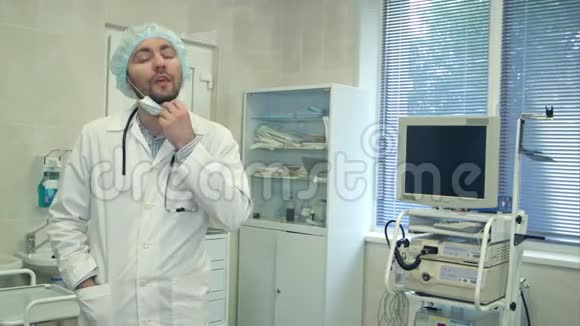 手术后男性外科医生对着镜头说话视频的预览图