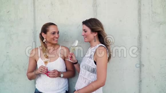 两个最漂亮的女朋友在聊天喝着起泡葡萄酒视频的预览图