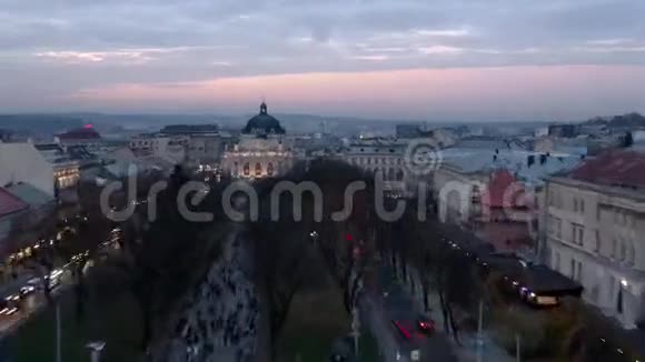 利沃夫历史中心鸟瞰图用无人机射击晚上过度下垂视频的预览图