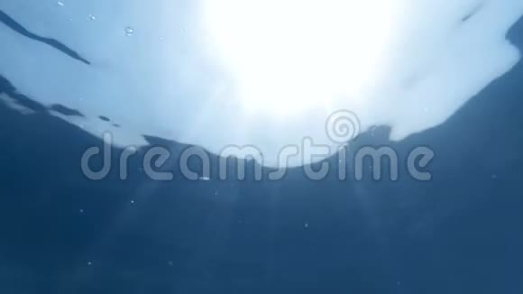 从海底看到气泡和尘埃粒子在阳光下漂浮和发光视频的预览图