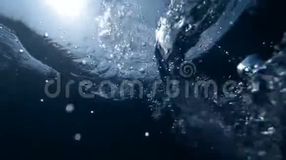 慢动作视频大量气泡从海底漂浮到海面视频的预览图