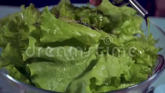 健康食品叶子美食奶酪美食烹饪橄榄油烹饪视频的预览图