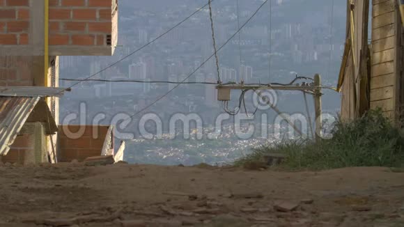 哥伦比亚麦德林无人居住的街道贫民区拉丁美洲视频的预览图