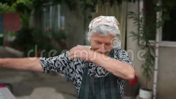 达布正在村里跳舞一位退休妇女一位老年妇女展示了一场现代青年运动达布视频的预览图