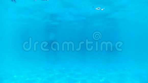 4k水下视频在酒店度假酒店游泳池里做有氧运动的人视频的预览图