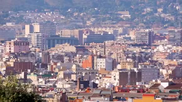 特写密集的城市建设西班牙巴塞罗那历史悠久的老建筑大城市从高处俯瞰视频的预览图