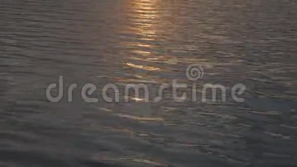 夏日舒缓海浪表面的太阳反射和眩光视频的预览图