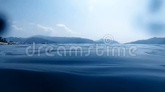 阳光明媚的一天照相机的慢镜头慢慢潜入深海视频的预览图