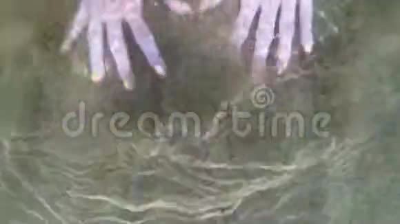 女人在水下的手视频的预览图