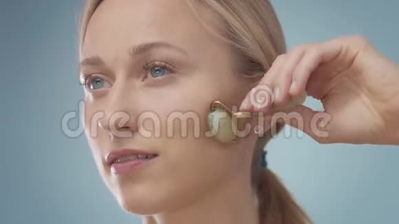 面部治疗常规中的金发模型视频的预览图