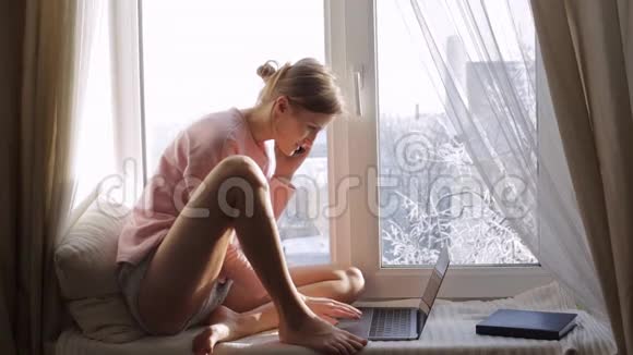 坐在窗台上打电话的女人视频的预览图