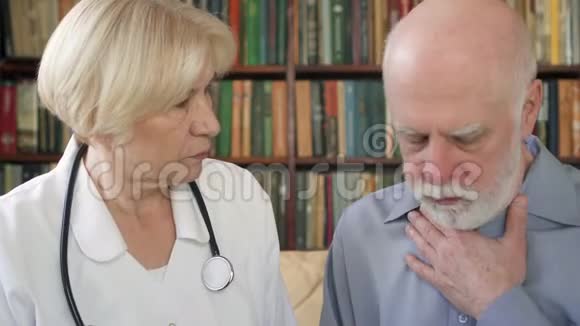 工作中的女专业医生高级医生会诊病人咳嗽严重病人在家视频的预览图