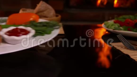 双手放一盘烤香肠晚餐视频的预览图