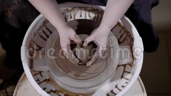 这名学生近距离拍摄了名女子的手试图在制作陶器的车间里制作一个陶罐视频的预览图