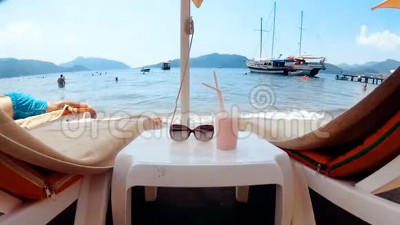 4k海边鸡尾酒和太阳镜特写视频视频的预览图