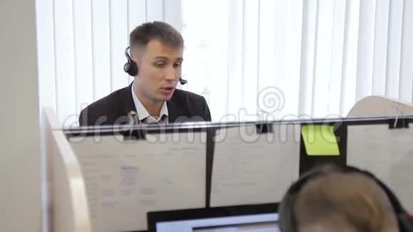 呼叫中心员工在公司工作场所坐着聊天视频的预览图