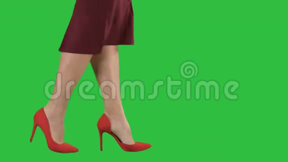 女人的腿穿着红色高跟鞋走路商务女士穿着绿色屏幕Chroma键视频的预览图