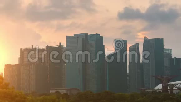 城市中心的商业建筑在日出和云时间流逝视频的预览图