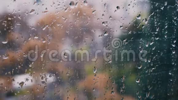 窗户上的雨滴和机器一起视频的预览图