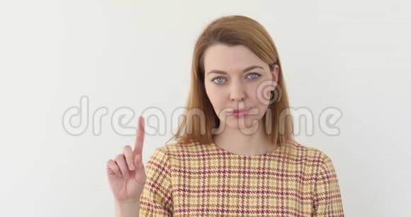 女人挥动手指拒绝视频的预览图