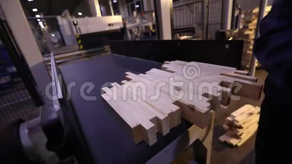 机为铣木梁两端制作家具面板自动化生产线视频的预览图