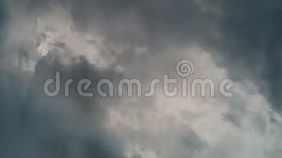 暴风云雨落在相机上时间流逝视频的预览图