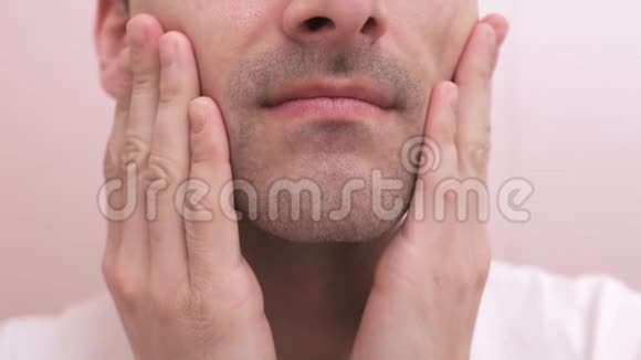 1一个男人刮胡子后会照看他的皮肤视频的预览图