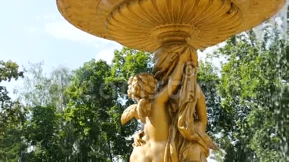 在城市喷泉中特写精彩的金天使雕塑视频的预览图