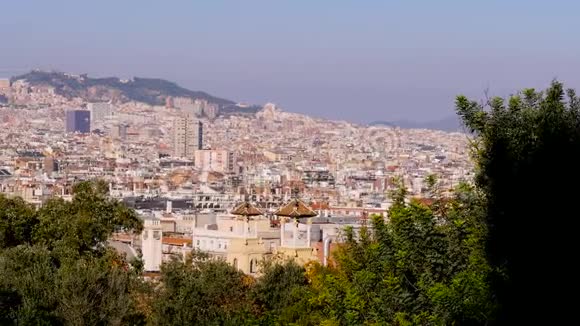 特写密集的城市建设西班牙巴塞罗那历史悠久的老建筑大城市从高处俯瞰视频的预览图